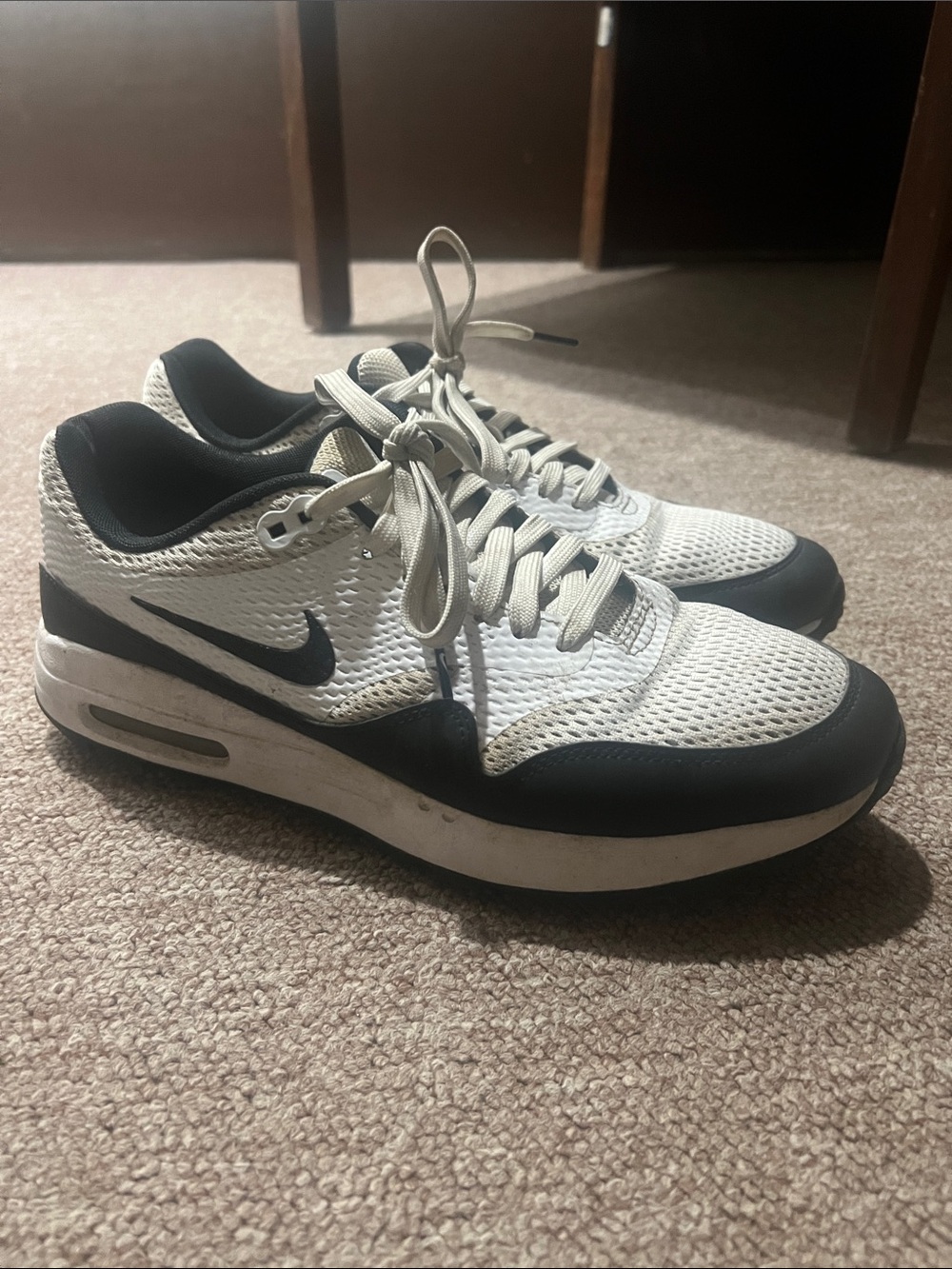 Nike air max Men’s White and Black Low-Top Athletic Sneakers